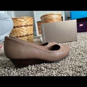 Giani Bernini Taupe wedges